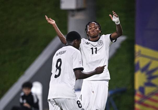 Fussball, Junioren U 17 WM 2025 in Doha Katar Vorrunde 10.11.2025 Gruppe G El Salvador - Deutschland JUBEL Deutschland; Torschuetze zum 1-0 Jeremiah Dennit Mensah (li) und Torschuetze zum 3-0 Wisdom Mike (re)