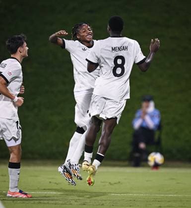 Fussball, Junioren U 17 WM 2025 in Doha Katar Vorrunde 10.11.2025 Gruppe G El Salvador - Deutschland JUBEL Deutschland; Torschuetze zum 1-0 Jeremiah Dennit Mensah (re) und Torschuetze zum 3-0 Wisdom Mike (Mitte)