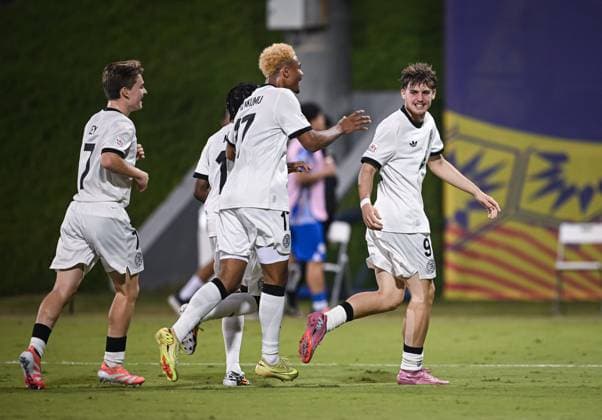 Fussball, Junioren U 17 WM 2025 in Doha Katar Vorrunde 10.11.2025 Gruppe G El Salvador - Deutschland TEAMJUBEL Deutschland; Benjamin Ley, Maik Afri Akumu und Torschuetze zum 2-0 Alexander Staff