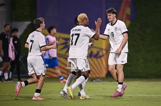 Fussball, Junioren U 17 WM 2025 in Doha Katar Vorrunde 10.11.2025 Gruppe G El Salvador - Deutschland TEAMJUBEL Deutschland; Benjamin Ley, Maik Afri Akumu und Torschuetze zum 2-0 Alexander Staff