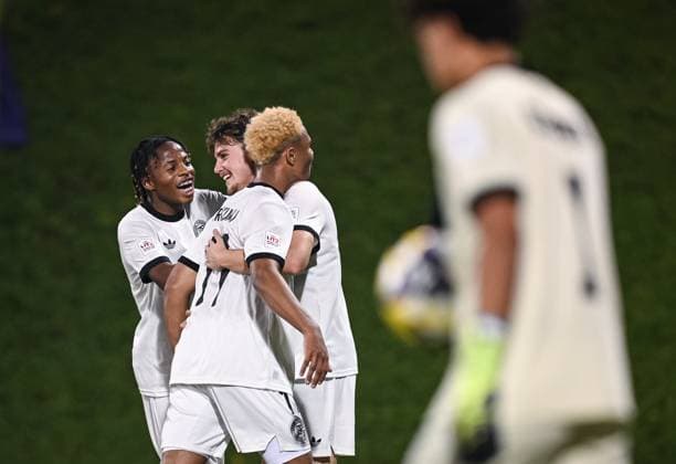 Fussball, Junioren U 17 WM 2025 in Doha Katar Vorrunde 10.11.2025 Gruppe G El Salvador - Deutschland TEAMJUBEL Deutschland; Wisdom Mike mit Torschuetze zum 2-0 Alexander Staff und Maik Afri Akumu (Mitte)