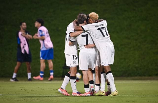 Fussball, Junioren U 17 WM 2025 in Doha Katar Vorrunde 10.11.2025 Gruppe G El Salvador - Deutschland TEAMJUBEL Deutschland; Niklas Scheller, Benjamin Ley und Maik Afri Akumu (v.li.)