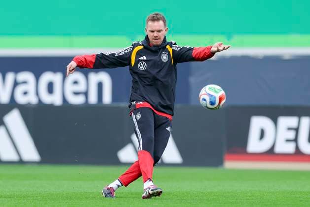Bundestrainer Julian Nagelsmann (Germany) kontrolliert den Ball, , Training der deutschen Fussball Nationalmannschaft, Volkswagen Arena am 10. November 2025 in Wolfsburg, Deutschland. (Foto von Marco Steinbrenner DeFodi Images) Bundestrainer Julian Nagelsmann (Germany) controls the ball, , Training der deutschen Fussball Nationalmannschaft, Volkswagen Arena, November 10, 2025 in Wolfsburg, Germany. (Photo by Marco Steinbrenner DeFodi Images) DFL regulations prohibit any use of photographs as image sequences and or quasi-video. National coach Julian Nagelsmann Germany controls the ball, , Training of the German national soccer team, Volkswagen Arena, November 10, 2025 in Wolfsburg, Germany Photo by Marco Steinbrenner DeFodi Images National coach Julian Nagelsmann Germany controls the ball, , Training of the German national soccer team, Volkswagen Arena, November 10, 2025 in Wolfsburg, Germany Photo by Marco Steinbrenner DeFodi Images DFL regulations prohibit any use of photographs as image sequences and or quasi video