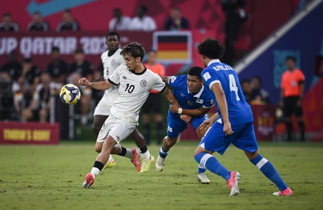 Fussball, Junioren U 17 WM 2025 in Doha Katar Vorrunde 10.11.2025 Gruppe G El Salvador - Deutschland Eba Bekir Is (li, Deutschland) gegen Jefferson Perla (Mitte, El Salvador)