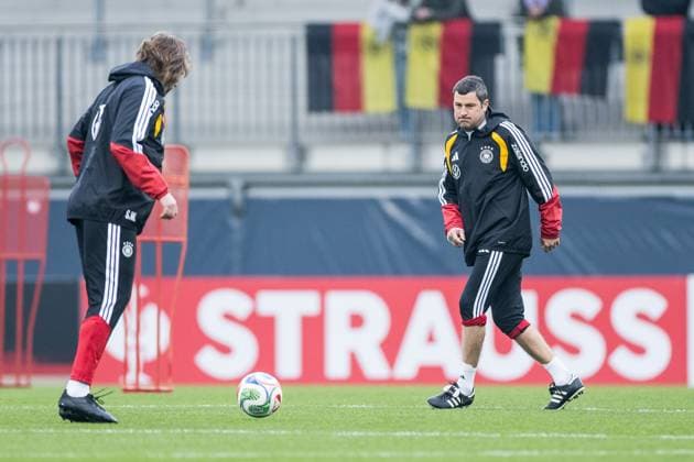 DFB Herren Trainingslager: Öffentliches Training; 10.11.2025 Andreas Kronenberg (Torwarttrainer Deutschland) am Ball DFB Herren Trainingslager: Öffentliches Training, Wolfsburg, AOK Stadion am 10.11.2025 Copyright: xBEAUTIFULxSPORTS Wunderlx