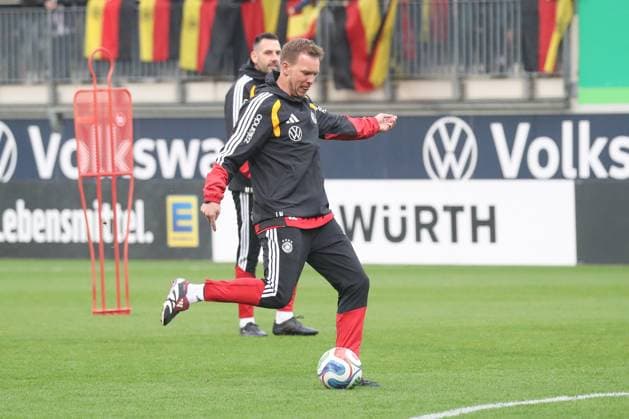 10.11.2025, xgox, Fussball - Deutsche Nationalmannschaft Öffentliches Training emspor, v.l. Julian Nagelsmann (Deutschland, Trainer) am Ball, plays the ball (DFL DFB REGULATIONS PROHIBIT ANY USE OF PHOTOGRAPHS as IMAGE SEQUENCES and or QUASI-VIDEO) Wolfsburg