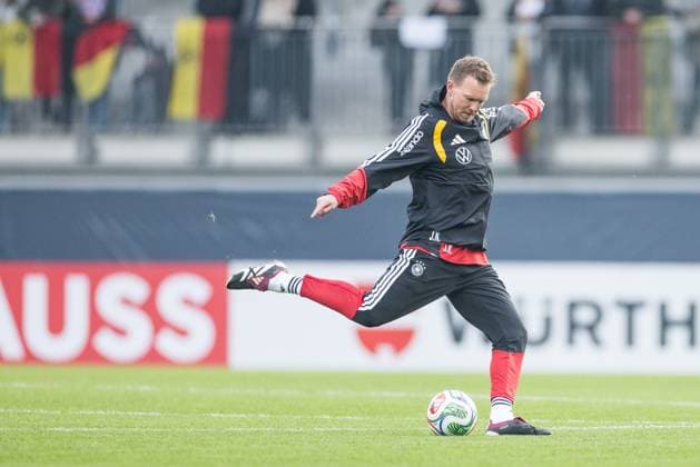 DFB Herren Trainingslager: Öffentliches Training; 10.11.2025 Julian Nagelsmann (Bundestrainer Deutschland) schießt DFB Herren Trainingslager: Öffentliches Training, Wolfsburg, AOK Stadion am 10.11.2025 Copyright: xBEAUTIFULxSPORTS Wunderlx