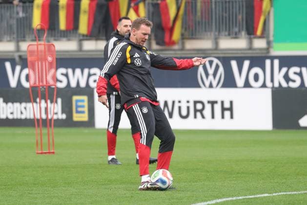 10.11.2025, xgox, Fussball - Deutsche Nationalmannschaft Öffentliches Training emspor, v.l. Julian Nagelsmann (Deutschland, Trainer) am Ball, plays the ball (DFL DFB REGULATIONS PROHIBIT ANY USE OF PHOTOGRAPHS as IMAGE SEQUENCES and or QUASI-VIDEO) Wolfsburg