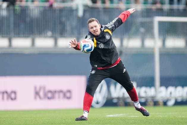 DFB Herren Trainingslager: Öffentliches Training; 10.11.2025 Julian Nagelsmann (Bundestrainer Deutschland) hechtet nach einem Ball DFB Herren Trainingslager: Öffentliches Training, Wolfsburg, AOK Stadion am 10.11.2025 Copyright: xBEAUTIFULxSPORTS Wunderlx