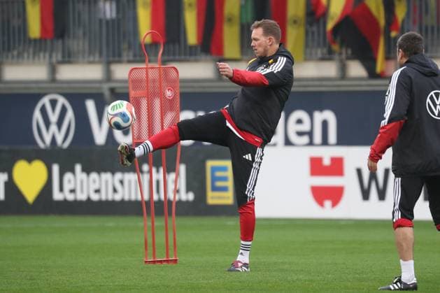 10.11.2025, xgox, Fussball - Deutsche Nationalmannschaft Öffentliches Training emspor, v.l. Julian Nagelsmann (Deutschland, Trainer) (DFL DFB REGULATIONS PROHIBIT ANY USE OF PHOTOGRAPHS as IMAGE SEQUENCES and or QUASI-VIDEO) Wolfsburg