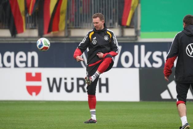 10.11.2025, xgox, Fussball - Deutsche Nationalmannschaft Öffentliches Training emspor, v.l. Julian Nagelsmann (Deutschland, Trainer) am Ball, plays the ball (DFL DFB REGULATIONS PROHIBIT ANY USE OF PHOTOGRAPHS as IMAGE SEQUENCES and or QUASI-VIDEO) Wolfsburg