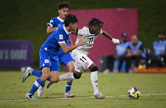 Fussball, Junioren U 17 WM 2025 in Doha Katar Vorrunde 10.11.2025 Gruppe G El Salvador - Deutschland Wisdom Mike (lre, Deutschland) erzielt hier das Tor zum 3-0 gegen Emerson Guardado (li, El Salvador)