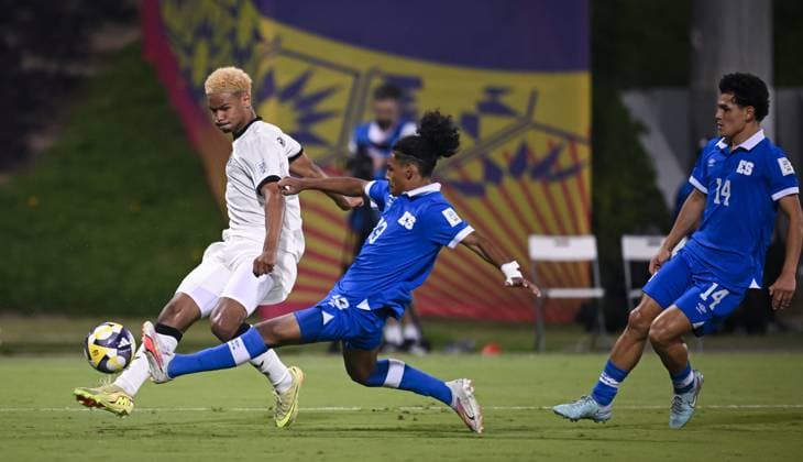 Fussball, Junioren U 17 WM 2025 in Doha Katar Vorrunde 10.11.2025 Gruppe G El Salvador - Deutschland Abdul Al Khalaf (li, Deutschland) erzielt hier das Tor zum 4-0 gegen Andrew Reyes (Mitte, El Salvador) und Brandon Ramirez (re, El Salvador)