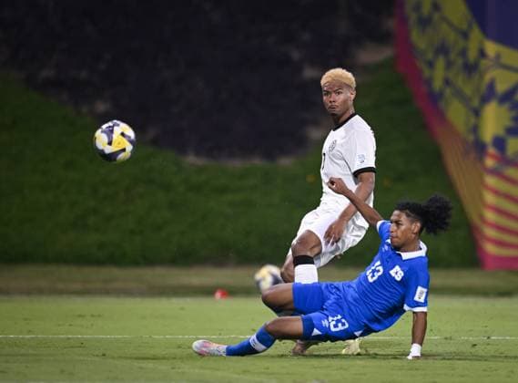 Fussball, Junioren U 17 WM 2025 in Doha Katar Vorrunde 10.11.2025 Gruppe G El Salvador - Deutschland Abdul Al Khalaf (li, Deutschland) erzielt hier das Tor zum 4-0 gegen Andrew Reyes (re, El Salvador)