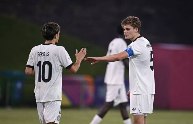 Fussball, Junioren U 17 WM 2025 in Doha Katar Vorrunde 10.11.2025 Gruppe G El Salvador - Deutschland JUBEL Deutschland; Ben Hawighorst (re) klatscht Eba Bekir Is (li) ab