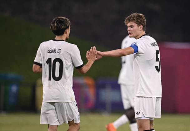 Fussball, Junioren U 17 WM 2025 in Doha Katar Vorrunde 10.11.2025 Gruppe G El Salvador - Deutschland JUBEL Deutschland; Ben Hawighorst (re) klatscht Eba Bekir Is (li) ab