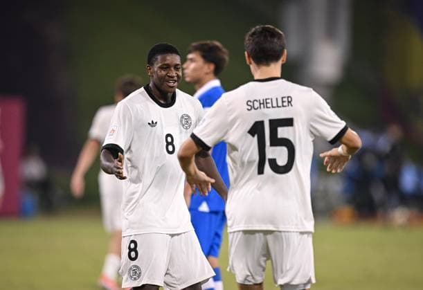 Fussball, Junioren U 17 WM 2025 in Doha Katar Vorrunde 10.11.2025 Gruppe G El Salvador - Deutschland JUBEL Deutschland; Jeremiah Dennit Mensah (li) mit Niklas Scheller (re) nach seinem Tor zum 0-5