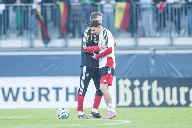 DFB Herren Trainingslager: Öffentliches Training; 10.11.2025 Julian Nagelsmann (Bundestrainer Deutschland) und Said El Mala (Deutschland) begrüßen sich, Umarmung DFB Herren Trainingslager: Öffentliches Training, Wolfsburg, AOK Stadion am 10.11.2025 Copyright: xBEAUTIFULxSPORTS Wunderlx