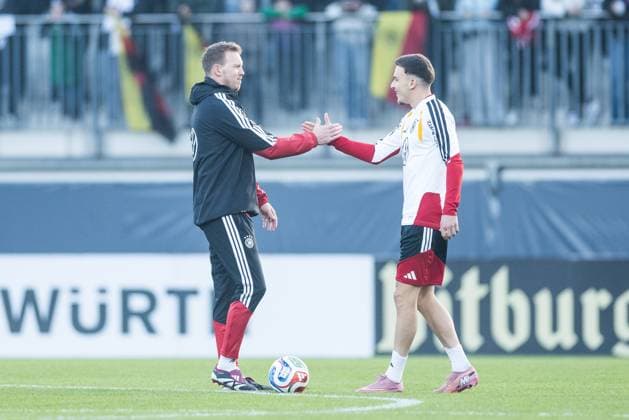 DFB Herren Trainingslager: Öffentliches Training; 10.11.2025 Julian Nagelsmann (Bundestrainer Deutschland) und Said El Mala (Deutschland) begrüßen sich, Handshake DFB Herren Trainingslager: Öffentliches Training, Wolfsburg, AOK Stadion am 10.11.2025 Copyright: xBEAUTIFULxSPORTS Wunderlx