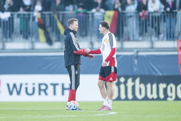DFB Herren Trainingslager: Öffentliches Training; 10.11.2025 Julian Nagelsmann (Bundestrainer Deutschland) und Said El Mala (Deutschland) begrüßen sich, Handshake DFB Herren Trainingslager: Öffentliches Training, Wolfsburg, AOK Stadion am 10.11.2025 Copyright: xBEAUTIFULxSPORTS Wunderlx