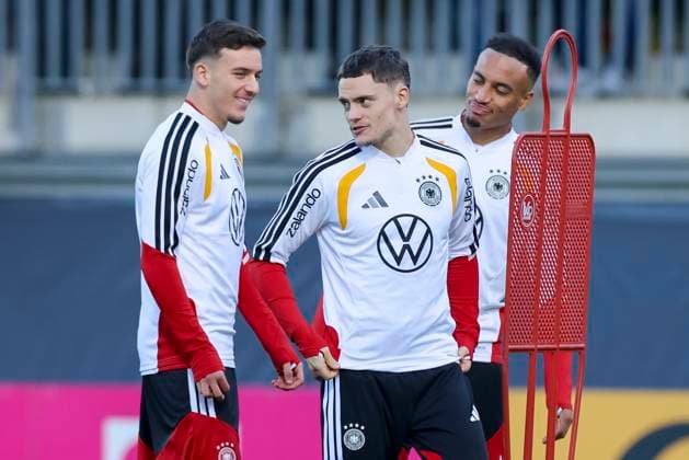 Said El Mala (Germany), Florian Wirtz (Germany) und Jamie Leweling (Germany) unterhalten sich, , Training der deutschen Fussball Nationalmannschaft, Volkswagen Arena am 10. November 2025 in Wolfsburg, Deutschland. (Foto von Marco Steinbrenner DeFodi Images) Said El Mala (Germany), Florian Wirtz (Germany) und Jamie Leweling (Germany) talk together, , Training der deutschen Fussball Nationalmannschaft, Volkswagen Arena, November 10, 2025 in Wolfsburg, Germany. (Photo by Marco Steinbrenner DeFodi Images) DFL regulations prohibit any use of photographs as image sequences and or quasi-video. Said El Mala Germany , Florian Wirtz Germany and Jamie Leweling Germany talk together, , German national soccer team training, Volkswagen Arena, November 10, 2025 in Wolfsburg, Germany Photo by Marco Steinbrenner DeFodi Images Said El Mala Germany , Florian Wirtz Germany and Jamie Leweling Germany talk together, , Training of the German national soccer team, Volkswagen Arena, November 10, 2025 in Wolfsburg, Germany Photo by Marco Steinbrenner DeFodi Images DFL regulations prohibit any use of photographs as image sequences and or quasi video