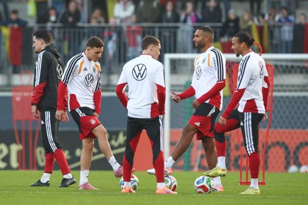 10.11.2025, xtgx, Fussball Nationalmannschaft, Öffentliches Training in Wolfsburg emspor, v.l. Said El Mala (Deutschland), Florian Wirtz (Deutschland), Jonathan Tah (Deutschland), Leroy Sane (Deutschland) (DFL DFB REGULATIONS PROHIBIT ANY USE OF PHOTOGRAPHS as IMAGE SEQUENCES and or QUASI-VIDEO) Wolfsburg