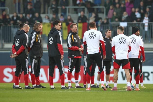 10.11.2025, xtgx, Fussball Nationalmannschaft, Öffentliches Training in Wolfsburg emspor, v.l. Julian Nagelsmann (Deutschland, Trainer) (DFL DFB REGULATIONS PROHIBIT ANY USE OF PHOTOGRAPHS as IMAGE SEQUENCES and or QUASI-VIDEO) Wolfsburg