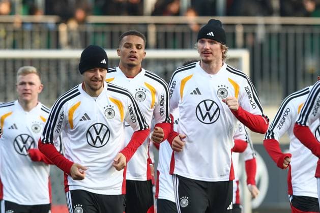 10.11.2025, xtgx, Fussball Nationalmannschaft, Öffentliches Training in Wolfsburg emspor, v.l. Waldemar Anton (Deutschland), Jamie Leweling (Deutschland), Nick Woltemade (Deutschland) (DFL DFB REGULATIONS PROHIBIT ANY USE OF PHOTOGRAPHS as IMAGE SEQUENCES and or QUASI-VIDEO) Wolfsburg