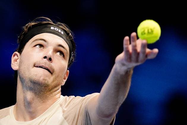 United StatesÕ Taylor Fritz serves against Italy s Lorenzo Musetti during the singles tennis match of the ATP, Tennis Herren World Tour Finals at the Inalpi Arena in Turin, Italy - Sunday, Nov. 10, 2025. - .  Copyright: xMarcoxAlpozzi LaPressex