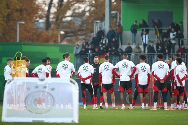 10.11.2025, xtgx, Fussball Nationalmannschaft, Öffentliches Training in Wolfsburg emspor, v.l. Julian Nagelsmann (Deutschland, Trainer) (DFL DFB REGULATIONS PROHIBIT ANY USE OF PHOTOGRAPHS as IMAGE SEQUENCES and or QUASI-VIDEO) Wolfsburg
