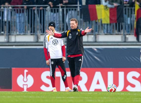 Fussball, Herren, Saison 2025 26, WM-Qualifikation, Deutsche Fußball-Nationalmannschaft, öffentliches Training im AOK-Stadion in Wolfsburg, v. l. Waldemar Anton (Deutschland), Trainer Julian Nagelsmann (Deutschland), 10.11 2025, Copyright: xSebastianxRäppold MatthiasxKochx