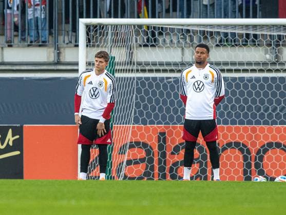 Fussball, Herren, Saison 2025 26, WM-Qualifikation, Deutsche Fußball-Nationalmannschaft, öffentliches Training im AOK-Stadion in Wolfsburg, v. l. Torhüter Finn Dahmen (Deutschland), Torhüter Noah Atubolu (Deutschland), 10.11 2025, Copyright: xSebastianxRäppold MatthiasxKochx