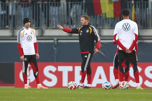 10.11.2025, xtgx, Fussball Nationalmannschaft, Öffentliches Training in Wolfsburg emspor, v.l. Julian Nagelsmann (Deutschland, Trainer) (DFL DFB REGULATIONS PROHIBIT ANY USE OF PHOTOGRAPHS as IMAGE SEQUENCES and or QUASI-VIDEO) Wolfsburg