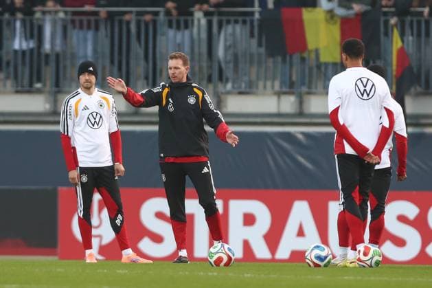 10.11.2025, xtgx, Fussball Nationalmannschaft, Öffentliches Training in Wolfsburg emspor, v.l. Julian Nagelsmann (Deutschland, Trainer) (DFL DFB REGULATIONS PROHIBIT ANY USE OF PHOTOGRAPHS as IMAGE SEQUENCES and or QUASI-VIDEO) Wolfsburg
