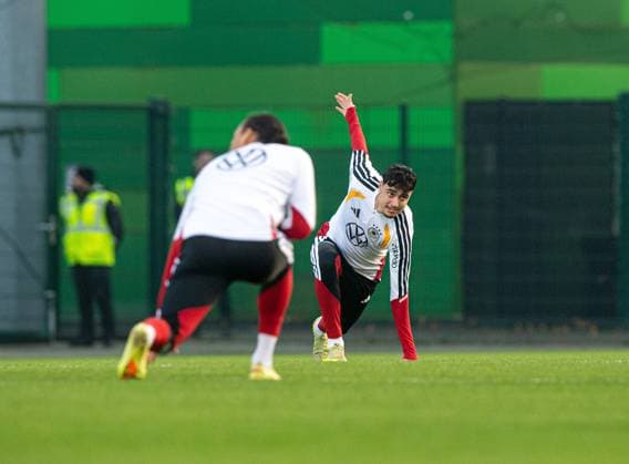 Fussball, Herren, Saison 2025 26, WM-Qualifikation, Deutsche Fußball-Nationalmannschaft, öffentliches Training im AOK-Stadion in Wolfsburg, v. l. Leroy Sane (Deutschland), Aleksandar Pavlovic (Deutschland), 10.11 2025, Copyright: xSebastianxRäppold MatthiasxKochx