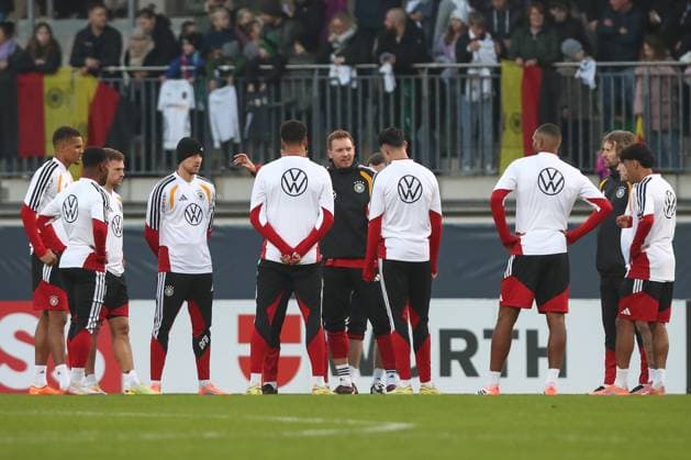10.11.2025, xtgx, Fussball Nationalmannschaft, Öffentliches Training in Wolfsburg emspor, v.l. Julian Nagelsmann (Deutschland, Trainer) (DFL DFB REGULATIONS PROHIBIT ANY USE OF PHOTOGRAPHS as IMAGE SEQUENCES and or QUASI-VIDEO) Wolfsburg