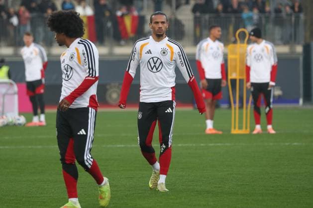 10.11.2025, xgox, Fussball - Deutsche Nationalmannschaft Öffentliches Training emspor, v.l. Leroy Sane (Deutschland, ) (DFL DFB REGULATIONS PROHIBIT ANY USE OF PHOTOGRAPHS as IMAGE SEQUENCES and or QUASI-VIDEO) Wolfsburg