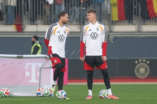 10.11.2025, xgox, Fussball - Deutsche Nationalmannschaft Öffentliches Training emspor, v.l. Oliver Baumann (Deutschland, ), Alexander Nuebel (Nübel, Deutschland, ) (DFL DFB REGULATIONS PROHIBIT ANY USE OF PHOTOGRAPHS as IMAGE SEQUENCES and or QUASI-VIDEO) Wolfsburg