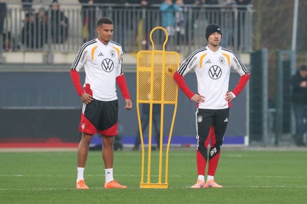 10.11.2025, xgox, Fussball - Deutsche Nationalmannschaft Öffentliches Training emspor, v.l. Malick Thiaw (Deutschland,), Waldemar Anton (Deutschland, ) (DFL DFB REGULATIONS PROHIBIT ANY USE OF PHOTOGRAPHS as IMAGE SEQUENCES and or QUASI-VIDEO) Wolfsburg