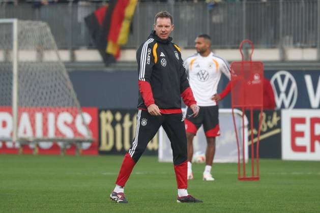 10.11.2025, xgox, Fussball - Deutsche Nationalmannschaft Öffentliches Training emspor, v.l. Julian Nagelsmann (Deutschland, Trainer) gibt Anweisungen, gestikuliert mit den Armen, gesticulate, gives instructions (DFL DFB REGULATIONS PROHIBIT ANY USE OF PHOTOGRAPHS as IMAGE SEQUENCES and or QUASI-VIDEO) Wolfsburg