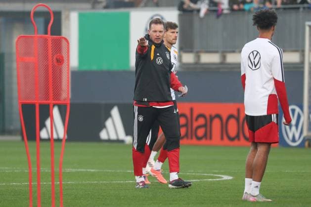 10.11.2025, xgox, Fussball - Deutsche Nationalmannschaft Öffentliches Training emspor, v.l. Julian Nagelsmann (Deutschland, Trainer) gibt Anweisungen, gestikuliert mit den Armen, gesticulate, gives instructions (DFL DFB REGULATIONS PROHIBIT ANY USE OF PHOTOGRAPHS as IMAGE SEQUENCES and or QUASI-VIDEO) Wolfsburg