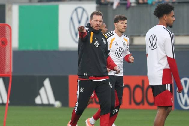 10.11.2025, xgox, Fussball - Deutsche Nationalmannschaft Öffentliches Training emspor, v.l. Julian Nagelsmann (Deutschland, Trainer) gibt Anweisungen, gestikuliert mit den Armen, gesticulate, gives instructions (DFL DFB REGULATIONS PROHIBIT ANY USE OF PHOTOGRAPHS as IMAGE SEQUENCES and or QUASI-VIDEO) Wolfsburg