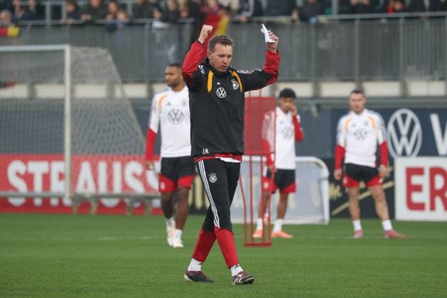 10.11.2025, xgox, Fussball - Deutsche Nationalmannschaft Öffentliches Training emspor, v.l. Julian Nagelsmann (Deutschland, Trainer) gibt Anweisungen, gestikuliert mit den Armen, gesticulate, gives instructions (DFL DFB REGULATIONS PROHIBIT ANY USE OF PHOTOGRAPHS as IMAGE SEQUENCES and or QUASI-VIDEO) Wolfsburg