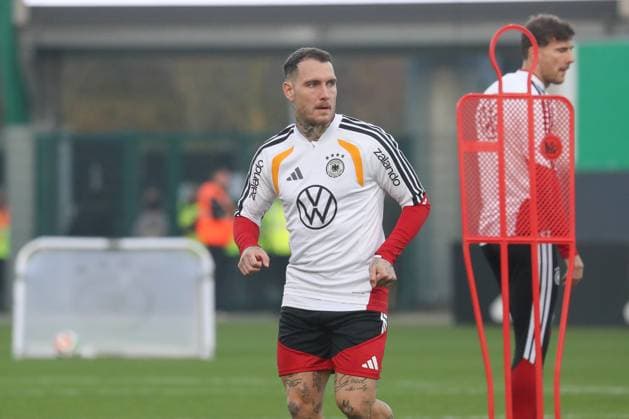 10.11.2025, xgox, Fussball - Deutsche Nationalmannschaft Öffentliches Training emspor, v.l. David Raum (Deutschland, ) (DFL DFB REGULATIONS PROHIBIT ANY USE OF PHOTOGRAPHS as IMAGE SEQUENCES and or QUASI-VIDEO) Wolfsburg
