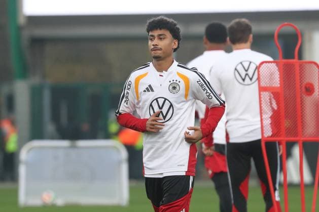 10.11.2025, xgox, Fussball - Deutsche Nationalmannschaft Öffentliches Training emspor, v.l. Nathaniel Brown (Deutschland, ) (DFL DFB REGULATIONS PROHIBIT ANY USE OF PHOTOGRAPHS as IMAGE SEQUENCES and or QUASI-VIDEO) Wolfsburg