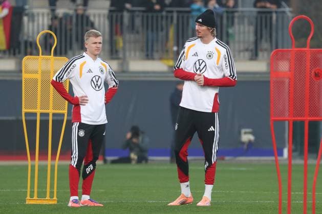10.11.2025, xgox, Fussball - Deutsche Nationalmannschaft Öffentliches Training emspor, v.l. Jonathan Burkardt (Deutschland, ), Nick Woltemade (Deutschland, ) (DFL DFB REGULATIONS PROHIBIT ANY USE OF PHOTOGRAPHS as IMAGE SEQUENCES and or QUASI-VIDEO) Wolfsburg