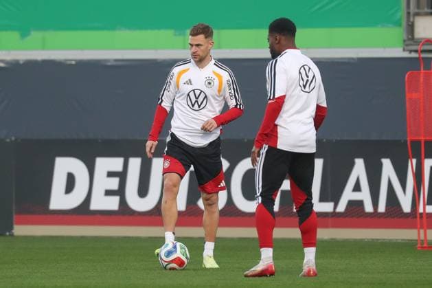 10.11.2025, xgox, Fussball - Deutsche Nationalmannschaft Öffentliches Training emspor, v.l. Joshua Kimmich (Deutschland, ) (DFL DFB REGULATIONS PROHIBIT ANY USE OF PHOTOGRAPHS as IMAGE SEQUENCES and or QUASI-VIDEO) Wolfsburg