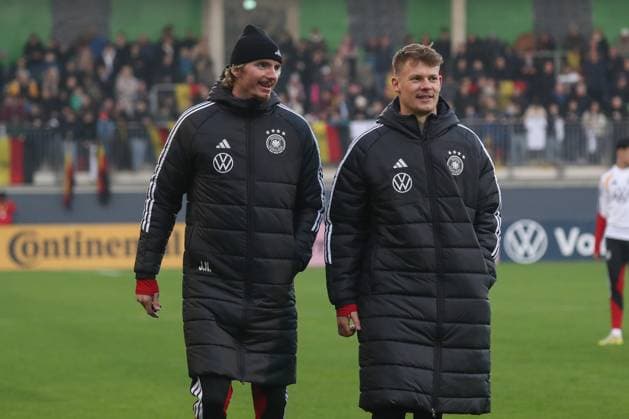 10.11.2025, xgox, Fussball - Deutsche Nationalmannschaft Öffentliches Training emspor, v.l. Nick Woltemade (Deutschland, ), Alexander Nuebel (Nübel, Deutschland, ) (DFL DFB REGULATIONS PROHIBIT ANY USE OF PHOTOGRAPHS as IMAGE SEQUENCES and or QUASI-VIDEO) Wolfsburg