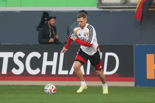 10.11.2025, xgox, Fussball - Deutsche Nationalmannschaft Öffentliches Training emspor, v.l. Joshua Kimmich (Deutschland, ) am Ball, plays the ball (DFL DFB REGULATIONS PROHIBIT ANY USE OF PHOTOGRAPHS as IMAGE SEQUENCES and or QUASI-VIDEO) Wolfsburg