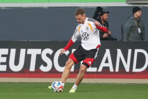 10.11.2025, xgox, Fussball - Deutsche Nationalmannschaft Öffentliches Training emspor, v.l. Joshua Kimmich (Deutschland, ) am Ball, plays the ball (DFL DFB REGULATIONS PROHIBIT ANY USE OF PHOTOGRAPHS as IMAGE SEQUENCES and or QUASI-VIDEO) Wolfsburg